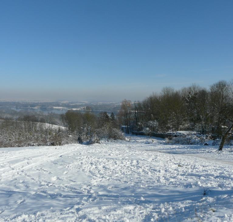 Vue sur la plaine enneigé.